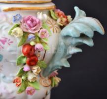 Jelzett figurális fedeles váza, kézzel festett, apró lepattanásokkal, m: 31 cm