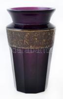 Moser Karlsbad (Made in Czechoslovakia ) Csiszolt ametisztszínű üveg, palástján savmaratott és políraranyozott frízben harcoló amazonok cca 1920, egészen apró lepattanással a talpán, 14cm