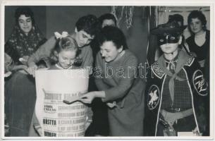 cca 1928-1941 Humoros témájú fotók, 5 db, 10x6,5 és 14x9 cm