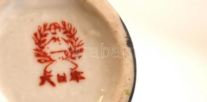 2 db keleti motívumos porcelán kisváza, kézzel festett, jelzett, kopásnyomokkal, m: 9,5 cm