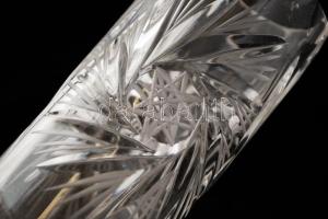 Ezüst (Ag.) talpas csiszolt, metszett ólomkristály üvegváza, jelzett, az alján javításnyomokkal, m: ...