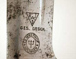 cca 1940 Német birodalmi Reichsarbeitsdienst RAD tőr. Solingeni acél, jelzett, fekete zománcozott to...