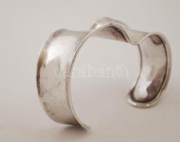 Ezüst karkötő, Ag., nettó: 26,4gr., jelzett, d:6,5cm /Silver bracelet, Ag, net. 26,4gr, marked, d:6,...