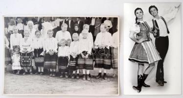 cca 1960-70 Népviseletben, vegyes fotó tétel, 5db, különbözőméretben és minőségben, 9x14cm és 17x24c...