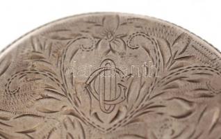Díszes, monogramos ezüst (Ag.) púdertartó, tükör nélkül, jelzett, d: 6 cm, bruttó 40,6 g