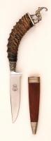 Díszes kecskeszarv markolatú vadászkés, Solingen pengével, jelzett (Hirschkrone), bőr hüvelyben, fém figurális díszítéssel, a hüvely fém szereléke lejár, pengehossz: 10 cm, teljes hossz: 24 cm