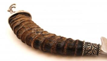 Díszes kecskeszarv markolatú vadászkés, Solingen pengével, jelzett (Hirschkrone), bőr hüvelyben, fém...