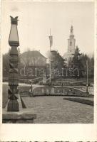 Székelyudvarhely, Odorheiu Secuiesc; Székely faragott fa oszlop, országzászló, templom, tér / wooden monument, country flag, church, square