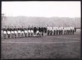 1955 Az Aranycsapatról készült eredeti fotó a Magyarország-Svédország mérkőzés előtt a Népstadionban 12x18 cm