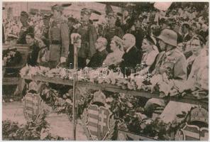 Horthy Miklós, Horthy István és felesége, valamint Bethlen István és más kormánytagok a kolozsvári bevonulási ünnepségen, korabeli fotóról készült modern nagyítás, hátulján feliratozva, 10×15 cm
