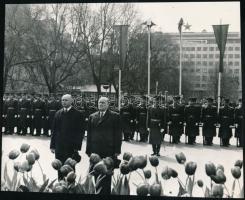 cca 1972 Kádár János és Biszku Béla a szovjet hősi emlékműnél Budapesten, 15x18 cm