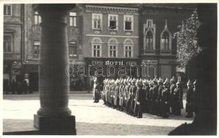 Kassa, Kosice; Zrínyi sisakos lovas rendőrök sorfala, Roth cipőüzlete, Wágner Ákos üzlete / Hungarian unmounted mounted policeman, shops, photo (EK)