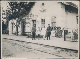 1929 Környe, Vasútállomás, hátoldalon feliratozott fotó, 8x11 cm
