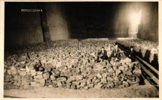 Aknaszlatina, Solotvyno; Ferencbánya, rakodó, kiadja a Knoll-foto / salt mine interior, loading area, miners, So. Stpl.