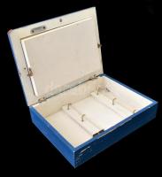 Fa kulcsos szekrényke, farmernadrágos díszítéssel, kopásnyomokkal, 22x17x5 cm