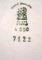 3 db népi mintás kerámia tárgy: mini vázák, fali tál, lepattanással, jelzettek, m: 9 cm, d: 24 cm