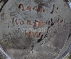 3 db népi mintás kerámia tárgy: mini vázák, fali tál, lepattanással, jelzettek, m: 9 cm, d: 24 cm