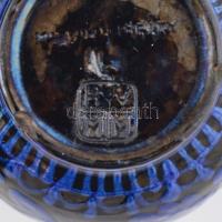 3 db népi mintás kerámia tárgy: mini vázák, fali tál, lepattanással, jelzettek, m: 9 cm, d: 24 cm