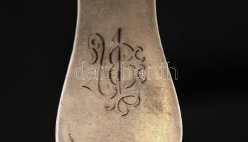 Ezüst (Ag.) merőkanál, monogrammal,jelzett, mesterjeggyel, apró horpadással,  h:22 cm, nettó:117 g