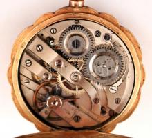 cca 1900 Dupla fedelű, díszes vésésű, arany női zsebóra. 10 köves szerkezet, szép, működő állapotban...