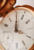 cca 1900 Dupla fedelű, díszes vésésű, arany női zsebóra. 10 köves szerkezet, szép, működő állapotban...