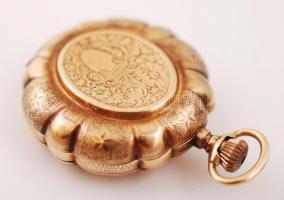 cca 1900 Dupla fedelű, díszes vésésű, arany női zsebóra. 10 köves szerkezet, szép, működő állapotban...