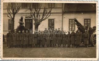 1941 Kassa, Kosice; a Magyar Királyi Honvédség egyik tüzér ütege, legénység és lövegek, a hátoldalon feltehetően az egység tábori posta címével, II. világháború / Artillery battery of the Hungarian Royal Army, crew and guns, on the backside probably the unit&#039;s Field Post adress, WWII, photo (EK)