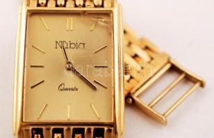 Nubia márkájú 14  K arany karóra. 14 K arany szíjjal, jelkett. Az óra quartz szerkezetű, üvegen sérü...