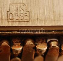 Nubia márkájú 14  K arany karóra. 14 K arany szíjjal, jelkett. Az óra quartz szerkezetű, üvegen sérü...