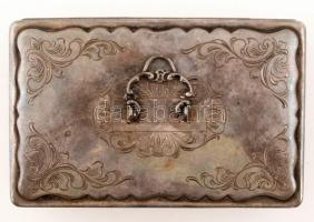 Ezüst (Ag.) asztali cigaretta tartó oroszlános lábakkal. Jelzett, AJ mesterjeggyel. nettó:194 g / Si...