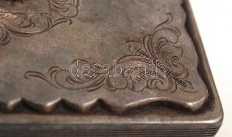 Ezüst (Ag.) asztali cigaretta tartó oroszlános lábakkal. Jelzett, AJ mesterjeggyel. nettó:194 g / Si...