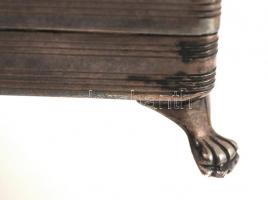 Ezüst (Ag.) asztali cigaretta tartó oroszlános lábakkal. Jelzett, AJ mesterjeggyel. nettó:194 g / Si...