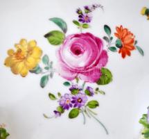 Jelzett puttós-virágos kínáló, kézzel festett, apró lepattanásokkal, m:10 cm, d:19 cm