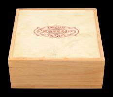 Új Gerbaud fa doboz(21x21x9 cm), benne pipákkal, szipkákkal, pipatömővel
