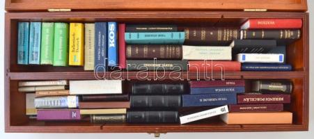 45 db-os minikönyv gyűjteménye, benne sok mini szótárral, többnyire jó állapotban, fa dobozban