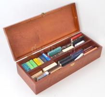 45 db-os minikönyv gyűjteménye, benne sok mini szótárral, többnyire jó állapotban, fa dobozban