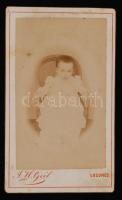 cca 1880 Gyermek a karosszékben, keményhátú kabinetfotó Geil József Losonczi műterméből, 11x6cm