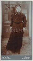 cca 1900 Hölgy portré, keményhátú kabinetfotó Hollós M, budapesti műterméből, 20x11cm