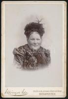 cca 1900 Hölgy díszes viseletben, keményhátú kabinetfotó Ellinger Ede budapesti műterméből, 17x11cm