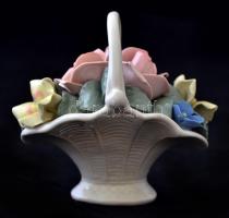 Ens porclán kosárka virágokkal, kézzel festett, jelzett, apró lepattanásokkal, 8x8 cm