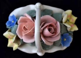 Ens porclán kosárka virágokkal, kézzel festett, jelzett, apró lepattanásokkal, 8x8 cm