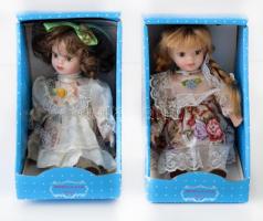 Porcelán testű babák (2 db), díszes ruhában, eredeti dobozukban, újszerű állapotban, m:16 cm (2×)