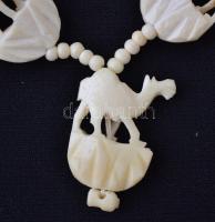 Csont nyaklánc teve motívummal, jó állapotban, h: 50 cm