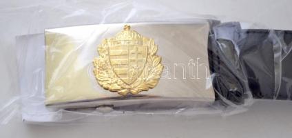 Újszerű állapotú fekete bőr öv, övcsatján címerrel, h: 126 cm