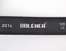 Újszerű állapotú fekete bőr öv, övcsatján címerrel, h: 126 cm