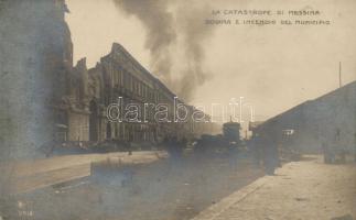 Messina, La Catastrophe di Messina. Rovina e Incendio del Municipio / eartquake damage