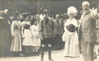 Ferenc József császár az alattvalói között / Emperor Franz Joseph among his loyal subjects, H. Schumann photo