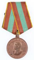 Szovjetunió 1945. Bátor Munkáért az 1941-1945-ös Nagy Honvédő Háborúban Cu kitüntetés mellszalaggal T:2 Soviet Union 1945. Medal For Valiant Labour in the Great Patriotic War 1941-1945 Cu decoration with ribbon C:XF