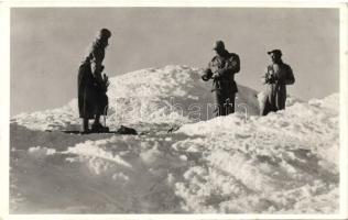 Pietrosz-csúcs, hegymászók; Magyar Cserkészszövetség Kárpátaljai Menedékháza, Kolozsváry Béla felvétele / Pietrosu Peak, mountain climber