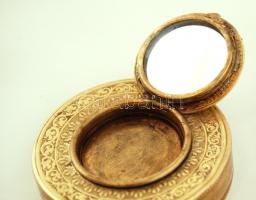 Réz púdertartó díszes ornamentikával, "Baeder" jelzéssel, tükörrel, jó állapotban, d: 6,5 ...